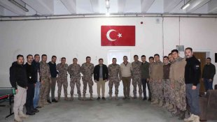 Hizan Kaymakamı Özçelik, özel harekat polislerini ziyaret etti