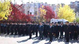 Güroymak'ta çelenk sunma töreni