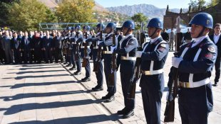 Bitlis'te çelenk sunma töreni
