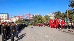 Van'da çelenk sunma töreni