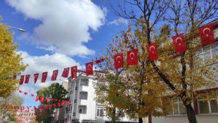 Kars'ta cadde ve sokaklar bayraklarla donatıldı