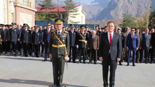 Hakkari'de çelenk sunma töreni