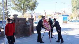 Ahlat'ta çelenk sunma töreni