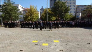 Muş'ta çelenk sunma töreni