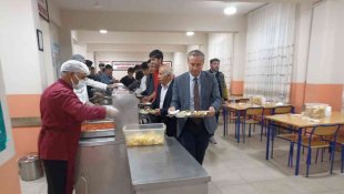 Ağrı Milli Eğitim Müdürü Kökrek, öğrencilerle yemek yedi