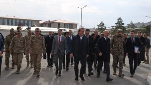 İçişleri Bakanı Soylu, Türkiye-İran sınırındaki güvenlik duvarı çalışmalarını inceledi