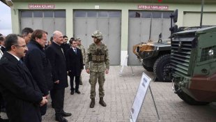 İçişleri Bakanı Soylu, Türkiye-İran sınırındaki güvenlik duvarı çalışmalarını inceledi