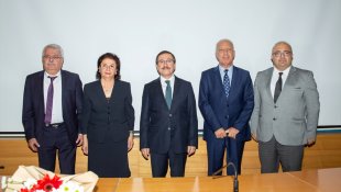 İnönü Üniversitesi Tıp Fakültesinden emekli olan profesörlere plaket