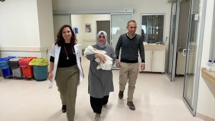 Öğretmen çift, 23 haftalık doğan bebeklerini 144 gün sonra kucakladı