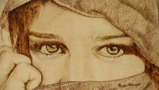 Erzurum'un tek ahşap yakma ve naht sanatı ustası birbirinden güzel eserler ortaya çıkartıyor