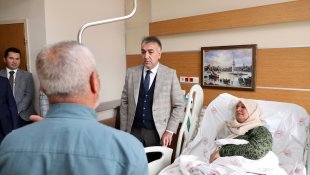 Bitlis Valisi Çağatay hastanede tedavi gören şehit annesi ve sağlık çalışanını ziyaret etti