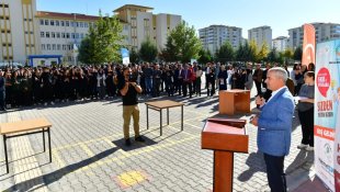 Başkan Çınar, öğrencilerin proje tanıtım etkinliğine katıldı