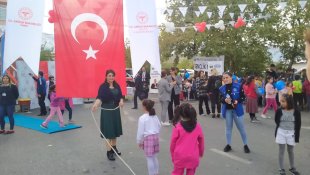 Malatya'da gönüllü gençler öğrencilerle körling oynadı