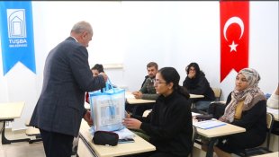Başkan Akman'dan üniversite sınavına hazırlanan öğrencilere kitap desteği