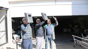 Güneş tutulmasını kaynak camı ile izlediler
