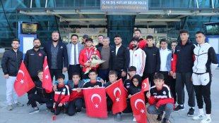 Dünya üçüncüsü güreşçi Emrah Ormanoğlu, Erzincan'a döndü