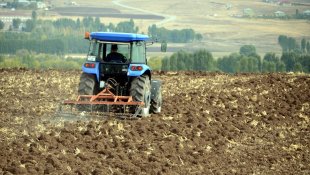 Muş'ta çiftçilere dağıtılan tohumlar toprakla buluşturuluyor