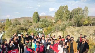 Özel eğitim öğrencileri Muradiye Şelalesi'nde eğlendi