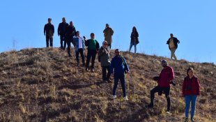 Sonbahar fotoğrafları için dağlara tırmandılar