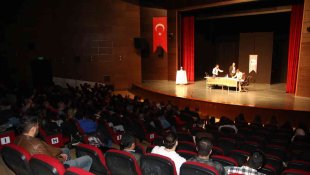 Elazığ'da 'Metot' adlı tiyatro oyunu sahnelendi