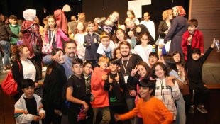 Elazığ'da 'Momo' adlı çocuk tiyatro oyununa yoğun ilgi