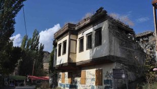 Maketi müzede sergileniyor, aslı yıkılıyor