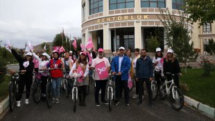Muş'ta gönüllü gençler meme kanserine dikkati çekmek için pedal çevirdi