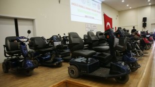 Bitlis'te 70 bedensel engelliye akülü araç dağıtıldı