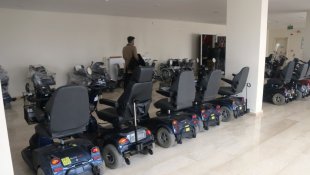 Bitlis'te 70 bedensel engelliye elektrikli ve akülü araç dağıtıldı