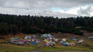 Ardahan'ın karlı tepeleri sonbahar renkleriyle buluştu