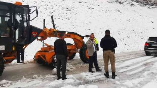 Bahçesaray Kaymakamı Alimoğlu 3 bin rakımlı Karabet Geçidi'nde