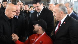 Bakan Kirişci, dünya şampiyonu Gökhan Seven ile bilek güreşi yaptı