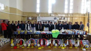 Yüksekova'daki okullara 350 bin TL değerinde spor malzemesi desteği