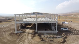 Özalp'ta tekstil fabrikası inşaatı sürüyor