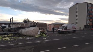 Erzurum'da sebze yüklü kamyon otomobile çarparak takla attı
