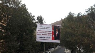 Hakkari Valisi Akbıyık'a fotoğraflı pankartlı teşekkür