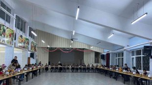 Kaymakam'dan pansiyon öğrencilerine pizzalı sürpriz