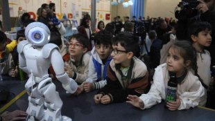 Erzurum Bilim Şenliğinde öğrencilerin dikkatini çeken robot