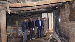 Kaymakam Çakal'dan ahırı yanan aileye ziyaret