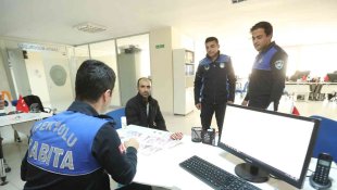 Zabıta ekipleri buldukları parayı sahibine ulaştırdı