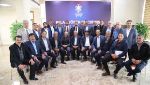 Başkan Sunar, muhtarlara yemek verdi