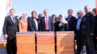 Ardahan'da 50 ton kavılca tohumu ile 390 arı kovanı dağıtıldı