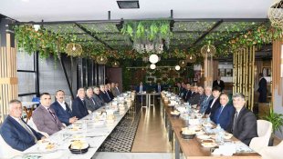 Vali Akbıyık, muhtarlarla yemekte bir araya geldi