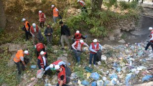 Şemdinli'de farkındalık için temizlik kampanyası düzenlendi
