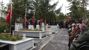 Bitlisli şehit asker kabri başında anıldı