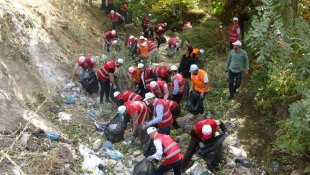 Şemdinli'de gönüllüler bir olup ilçeyi çöpten arındırdı