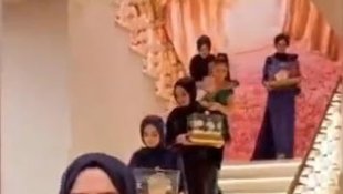 Geline takılan altın ve setlerin görüntüsü dikkat çekti