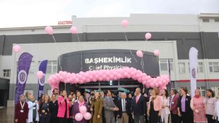 Meme kanserine dikkat çekmek için pembe balon uçurdular