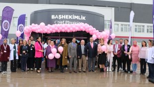 Erzurum'da sağlıkçılar pembe balonları uçurup meme kanserine dikkati çekti