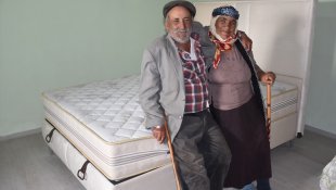 Kars'ta yaşlı çift kış öncesi hayırsever desteğiyle hayallerindeki eve kavuştu